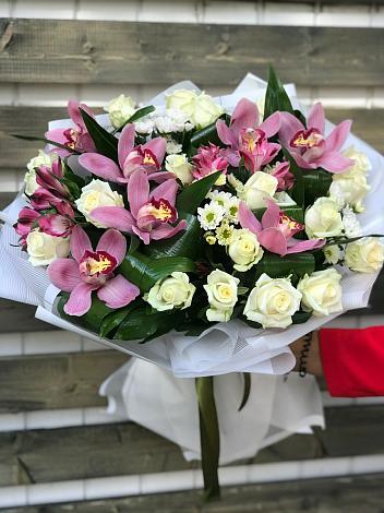 Букет цветов из: Розы и Хризантемы в Мокве 1-ой