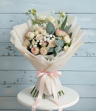 Букет цветов из:  Розы и Лизиантусы в Мокве 1-ой