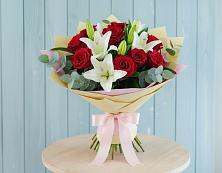 Букет цветов из:  Лилии и Розы в Мокве 1-ой
