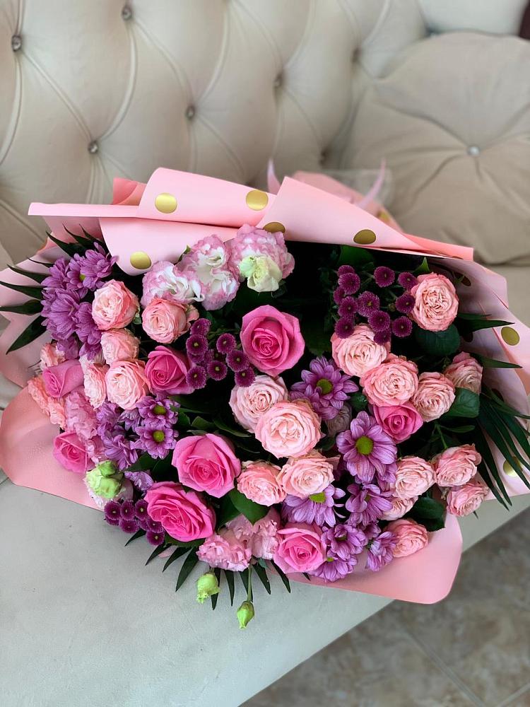 Букет цветов из: Хризантемы, Розы и Лизиантусы в Мокве 1-ой