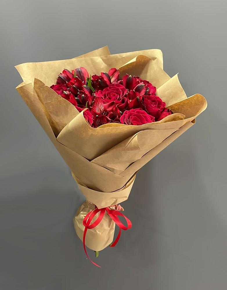 Букет цветов из: Альстромерии и Розы в Мокве 1-ой