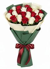 Букет Микс из красных и белых роз в Мокве 1-ой