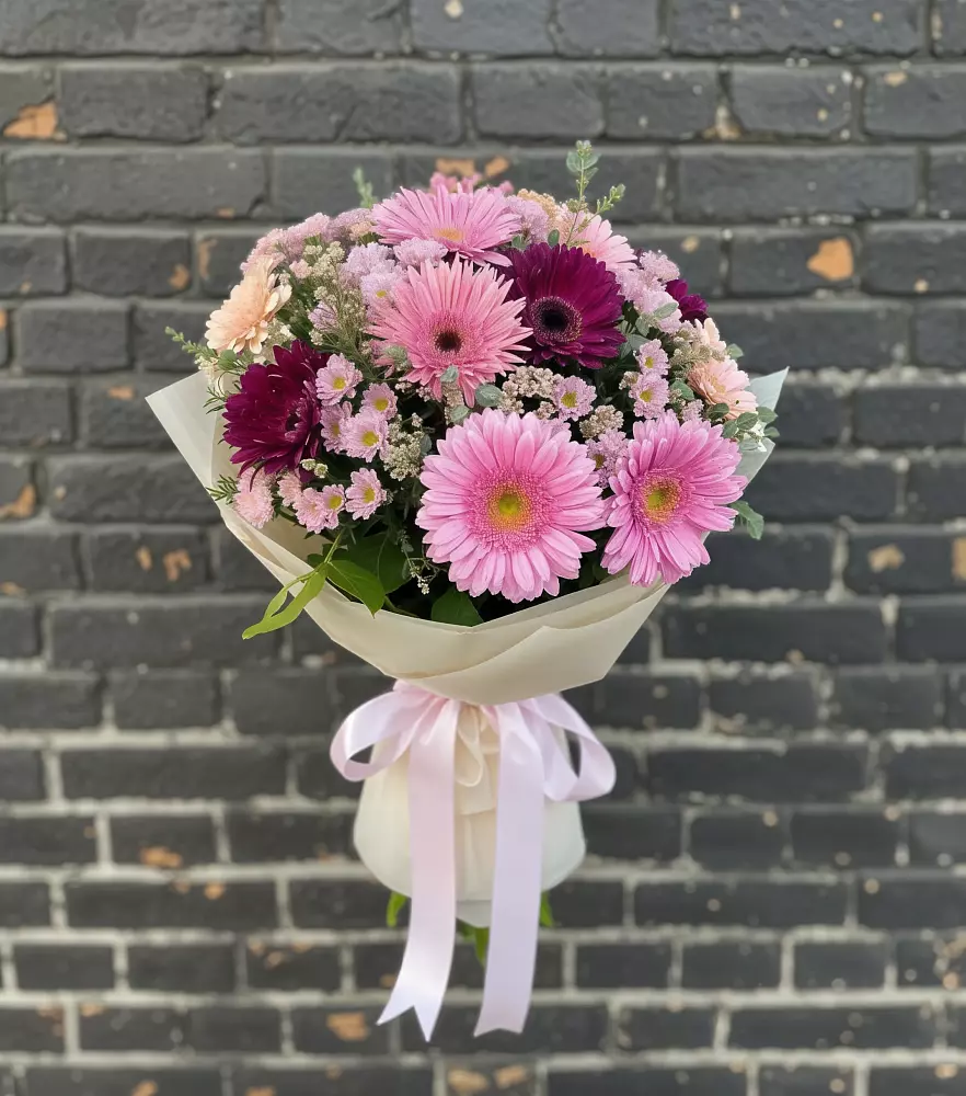 Букет цветов из: Герберы и Хризантемы в Мокве 1-ой