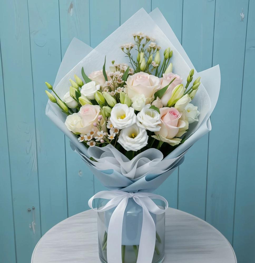 Букет цветов из: Розы и Лизиантусы в Мокве 1-ой