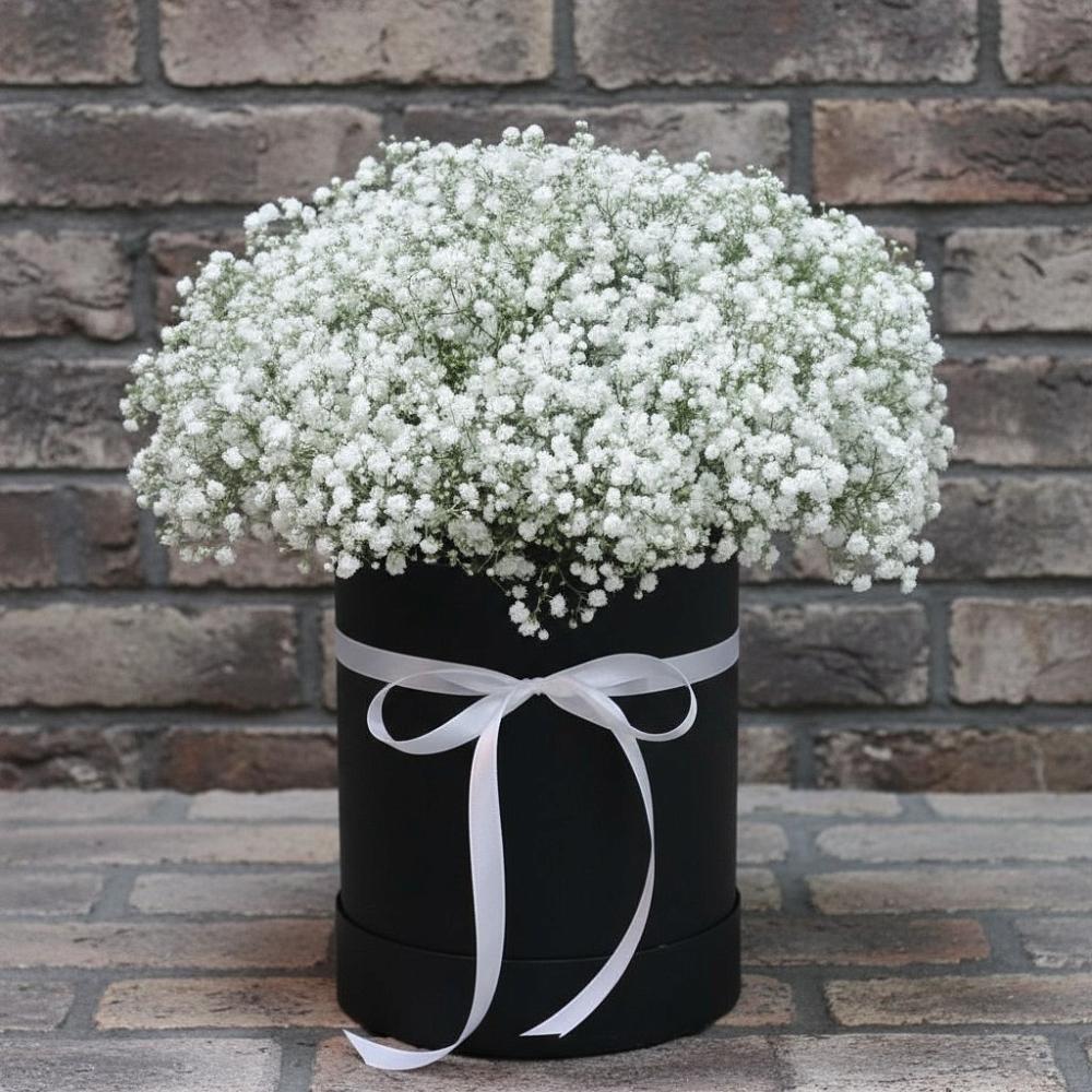 Цветочная композиция из Гипсофила в шляпной коробке в Мокве 1-ой