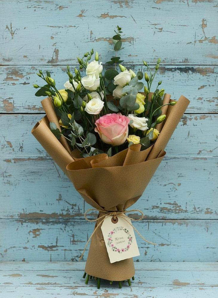 Букет цветов из: Розы и Лизиантусы в Мокве 1-ой