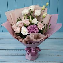 Букет цветов из:  Розы и Лизиантусы в Мокве 1-ой