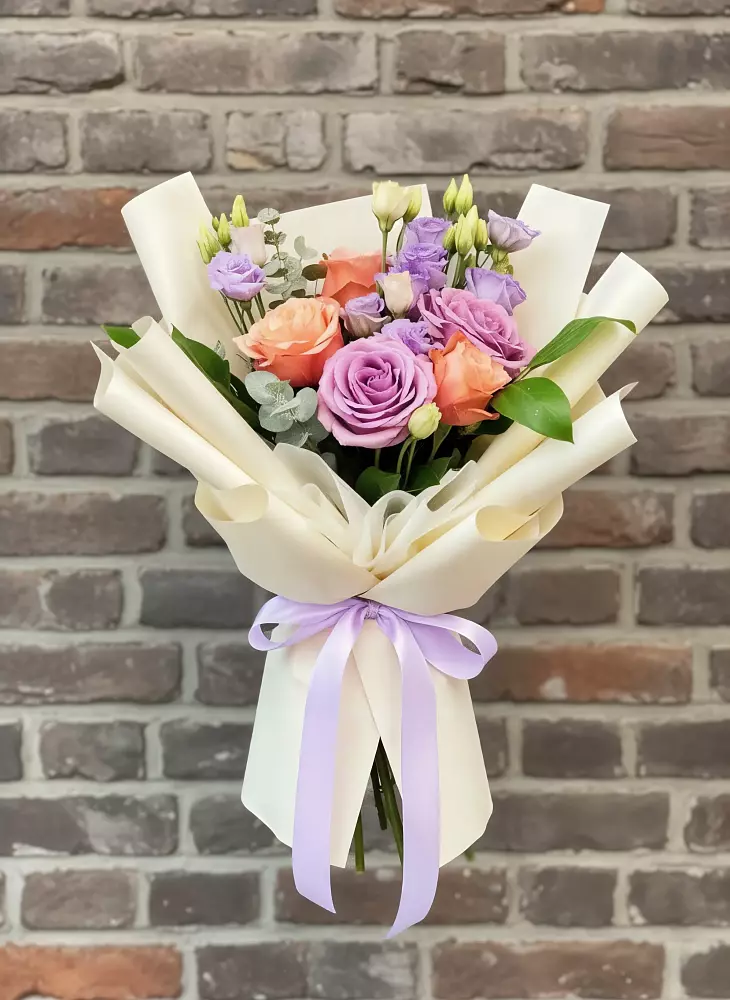 Букет цветов из: Лизиантусы и Розы в Мокве 1-ой