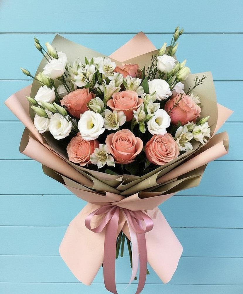 Букет цветов из: Розы, Альстромерии и Лизиантусы в Мокве 1-ой