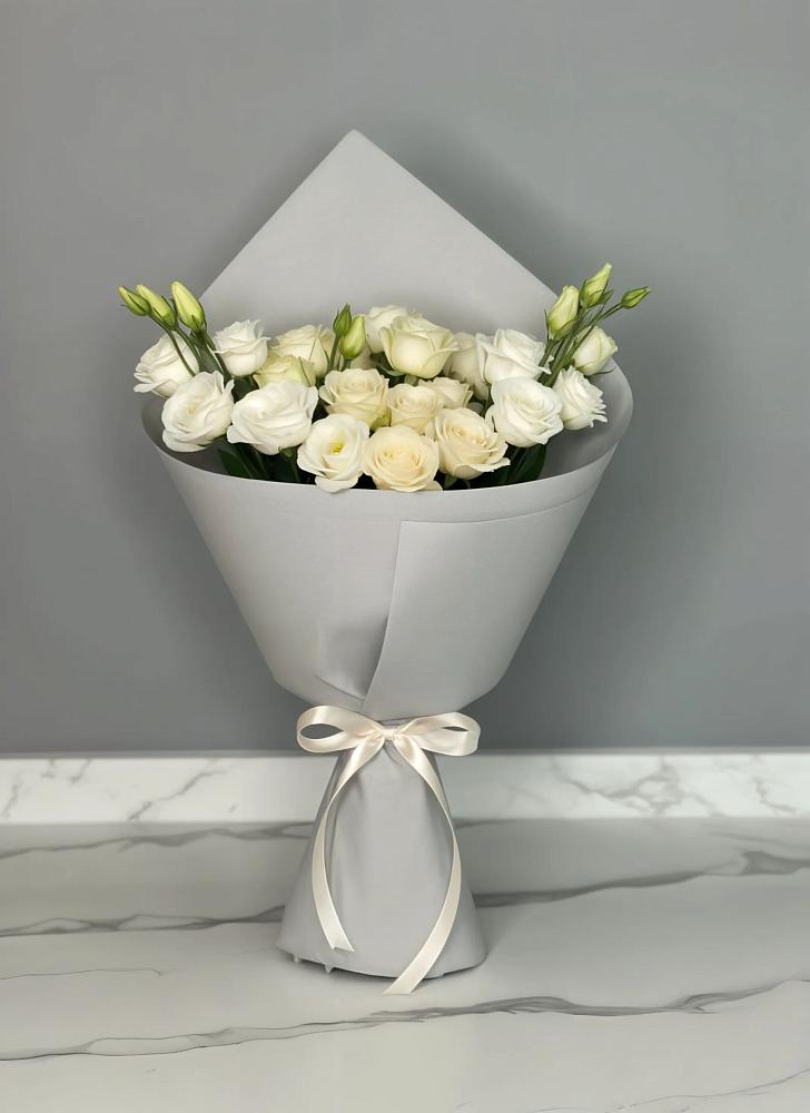 Букет цветов из: Розы и Лизиантусы в Мокве 1-ой