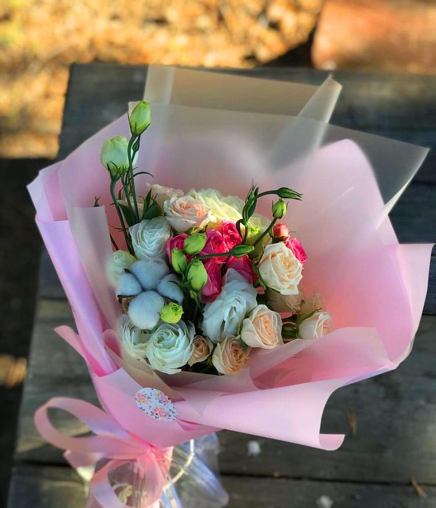 Букет цветов из: Розы и Лизиантусы в Мокве 1-ой