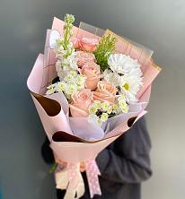 Букет цветов из:  Хризантемы и Розы в Мокве 1-ой