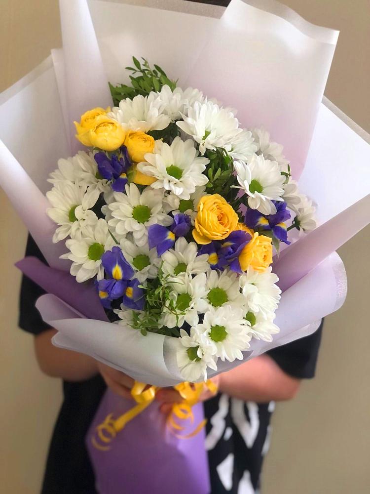 Букет цветов из: Ирисы, Хризантемы и Розы в Мокве 1-ой