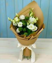 Букет цветов из:  Хризантемы и Лизиантусы в Мокве 1-ой