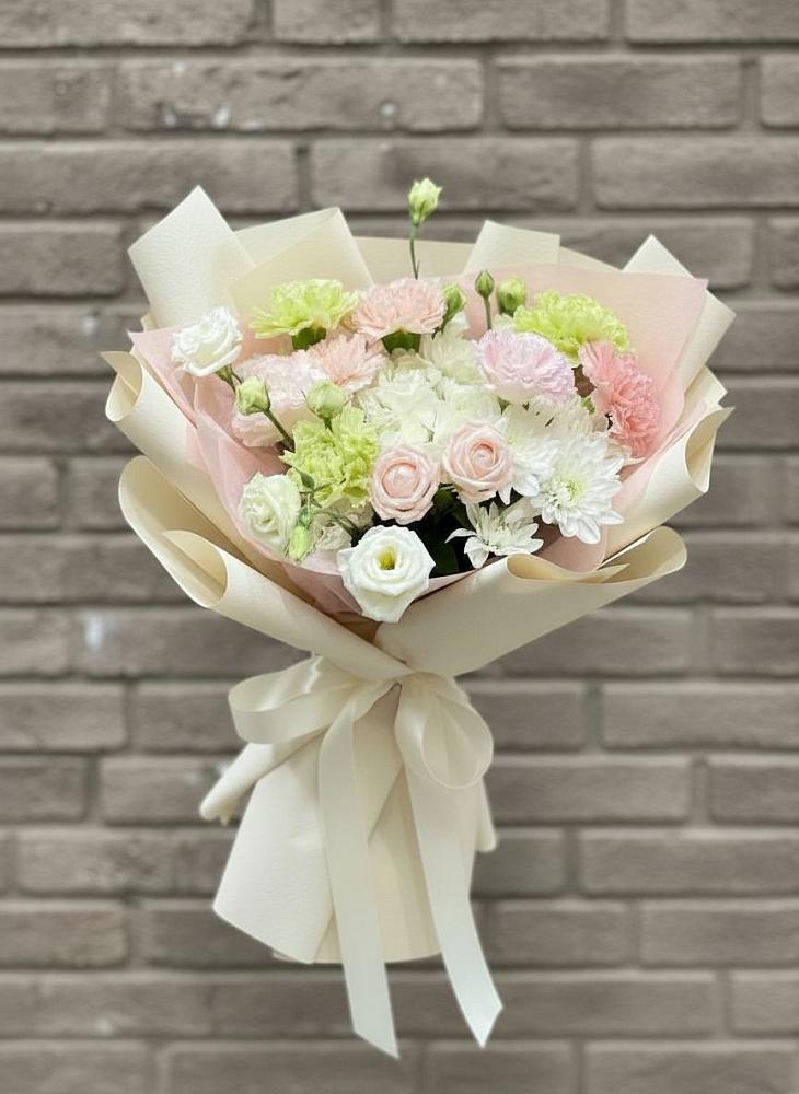 Букет цветов из: Гвоздики, Розы, Лизиантусы и Хризантемы в Мокве 1-ой