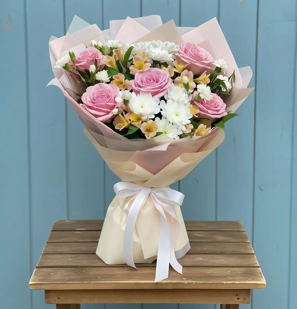 Букет цветов из: Гвоздики, Орхидеи и Розы в Мокве 1-ой