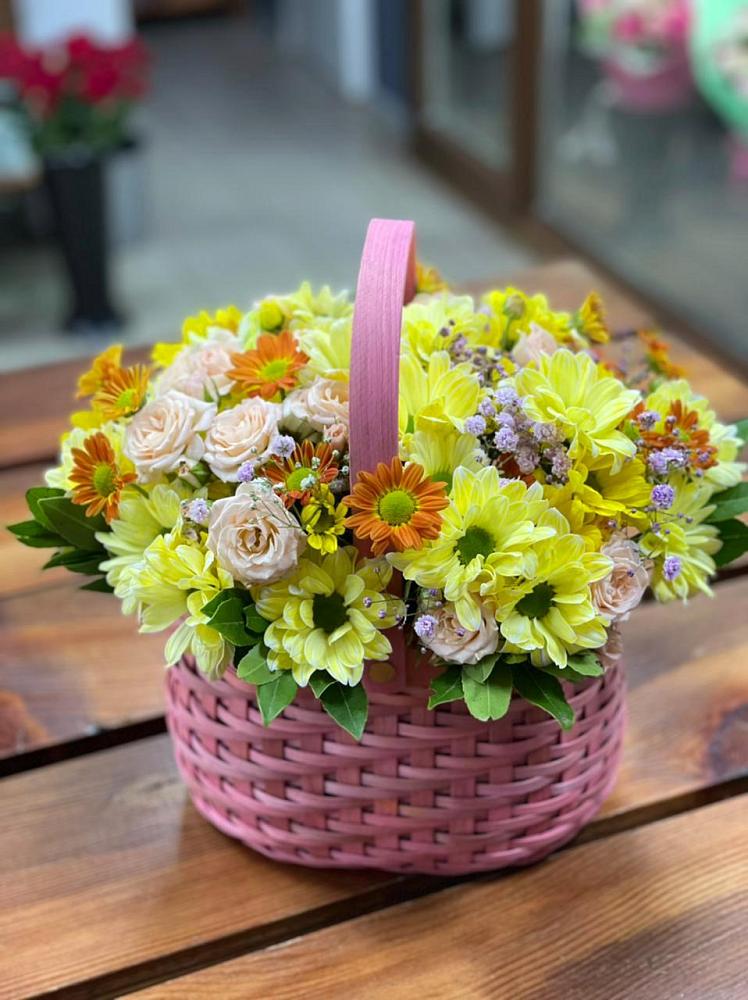 Цветочная композиция из Хризантемы и Розы в корзине в Мокве 1-ой
