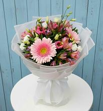 Букет цветов из:  Герберы, Альстромерии и Лизиантусы в Мокве 1-ой