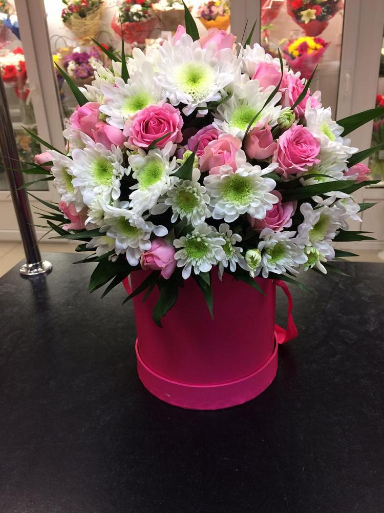 Цветочная композиция из Розы и Хризантемы в шляпной коробке в Мокве 1-ой