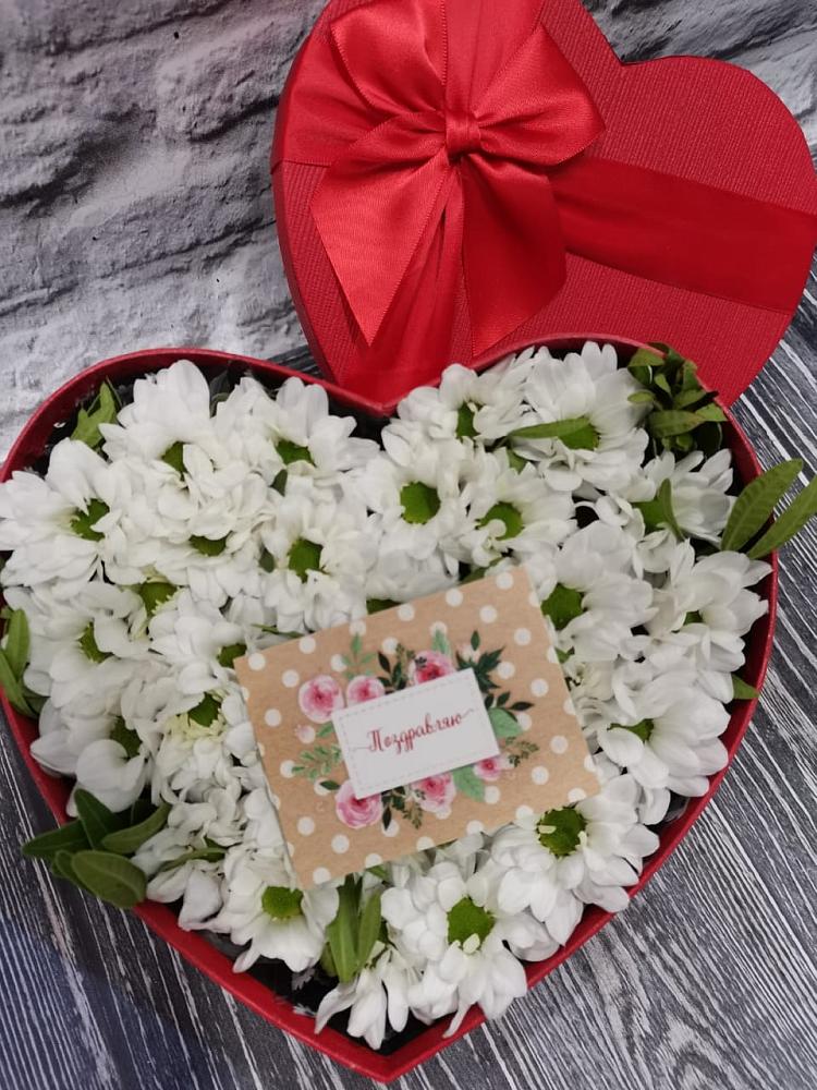 Цветочная композиция из Хризантемы в виде сердца в Мокве 1-ой