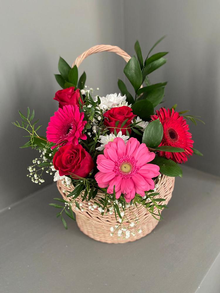 Цветочная композиция из Розы, Хризантемы и Герберы в корзине в Мокве 1-ой