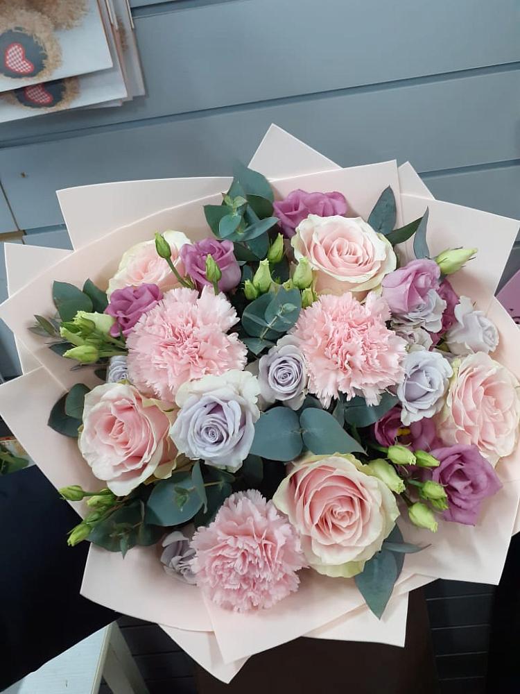 Букет цветов из: Розы, Гвоздики и Лизиантусы в Мокве 1-ой