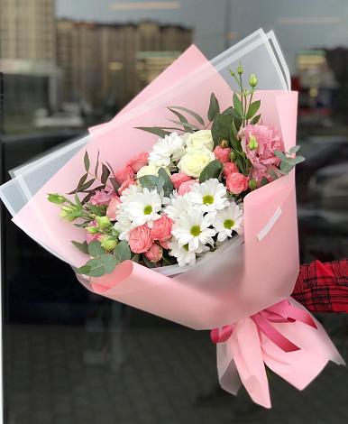 Букет цветов из: Розы, Лизиантусы и Хризантемы в Мокве 1-ой