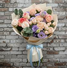 Букет цветов из:  Розы, Лизиантусы и Гвоздики в Мокве 1-ой